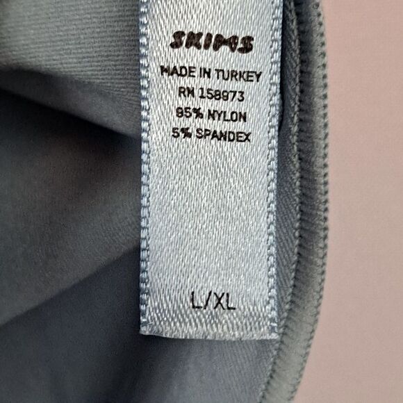 Skims Essential bodysuit NWOT - Picture 5 of 8